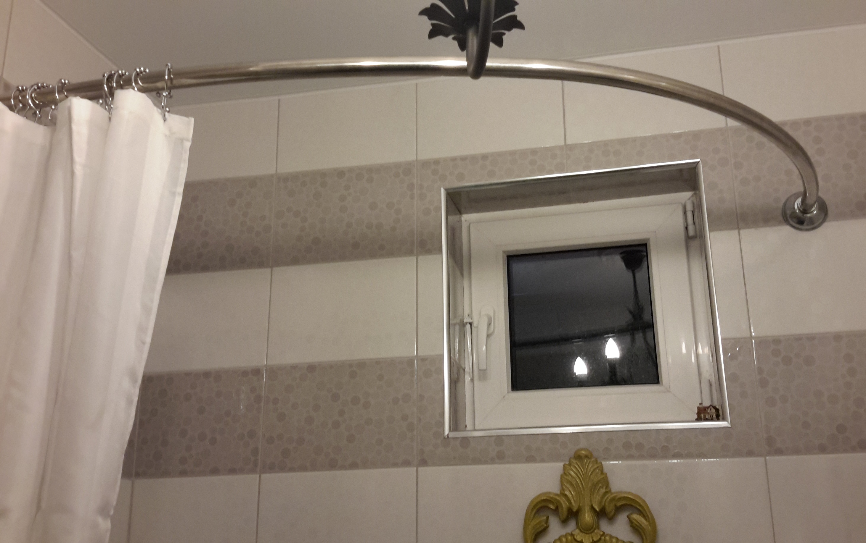 Угловая штанга для занавески ванны